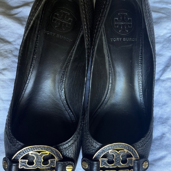Tory Burch Amanda Women's Sz 9 Logo Black Pebble Leather Open Toe Wedge Heels - Picture 2 of 4